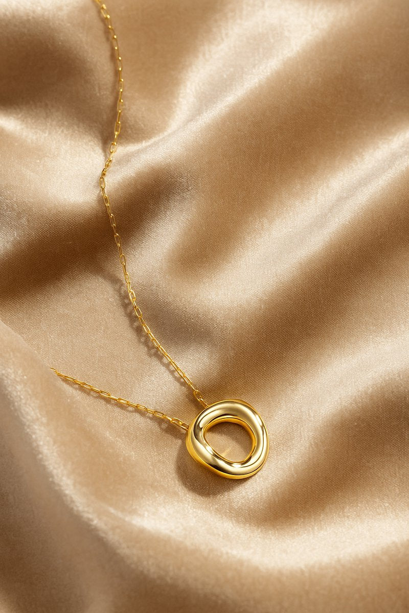 Lundholm Ketting Dames Goudkleurig – Premium Stainless Steel – Chunky Rondje Hanger – Statement Ketting 45 cm - Cadeau voor Vrouw – Luxe Geschenkverpakking