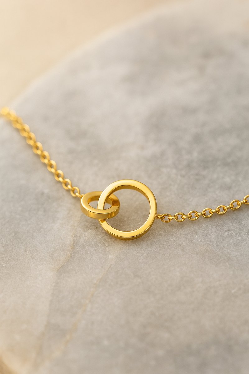 Lundholm Ketting Dames Goudkleurig – Premium Stainless Steel – Verbonden Ringen Hanger – 39 + 5 cm – Subtiel & Elegant – Luxe Geschenkverpakking