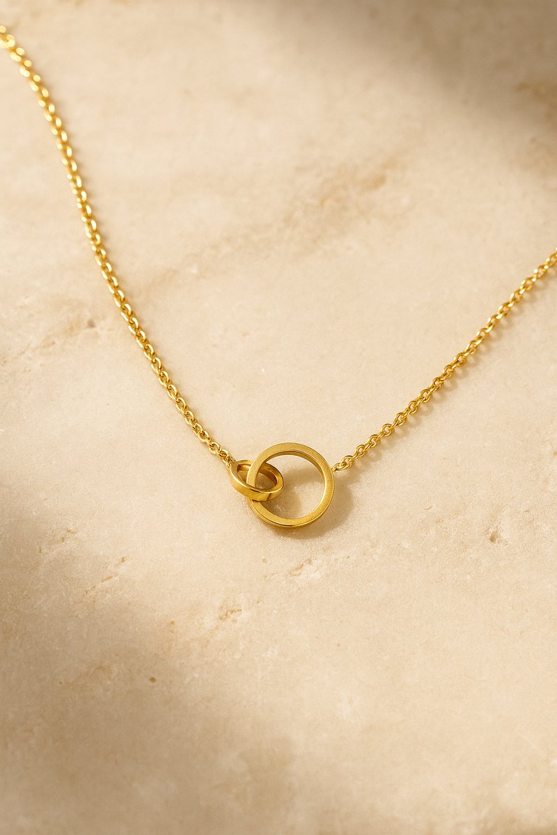 Lundholm Ketting Dames Goudkleurig – Premium Stainless Steel – Verbonden Ringen Hanger – 39 + 5 cm – Subtiel & Elegant – Luxe Geschenkverpakking