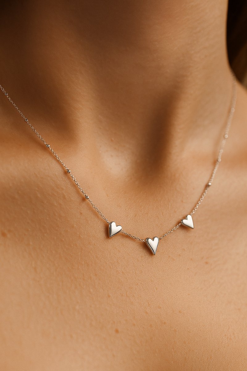 Lundholm Ketting Dames Zilverkleurig – Premium Stainless Steel – Drie Hartjes Hanger – 38 + 5 cm – Elegant & Betekenisvol – Luxe Geschenkverpakking