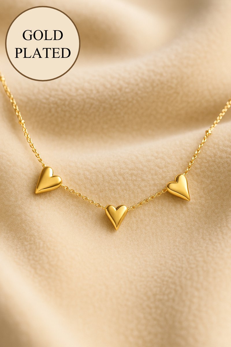 Lundholm Ketting Dames Goudkleurig Hartjes – Premium Stainless Steel – Drie Hartjes Hanger – 38 + 5 cm – Elegant & Betekenisvol – Vrouwen Cadeautjes Tip - Luxe Geschenkverpakking