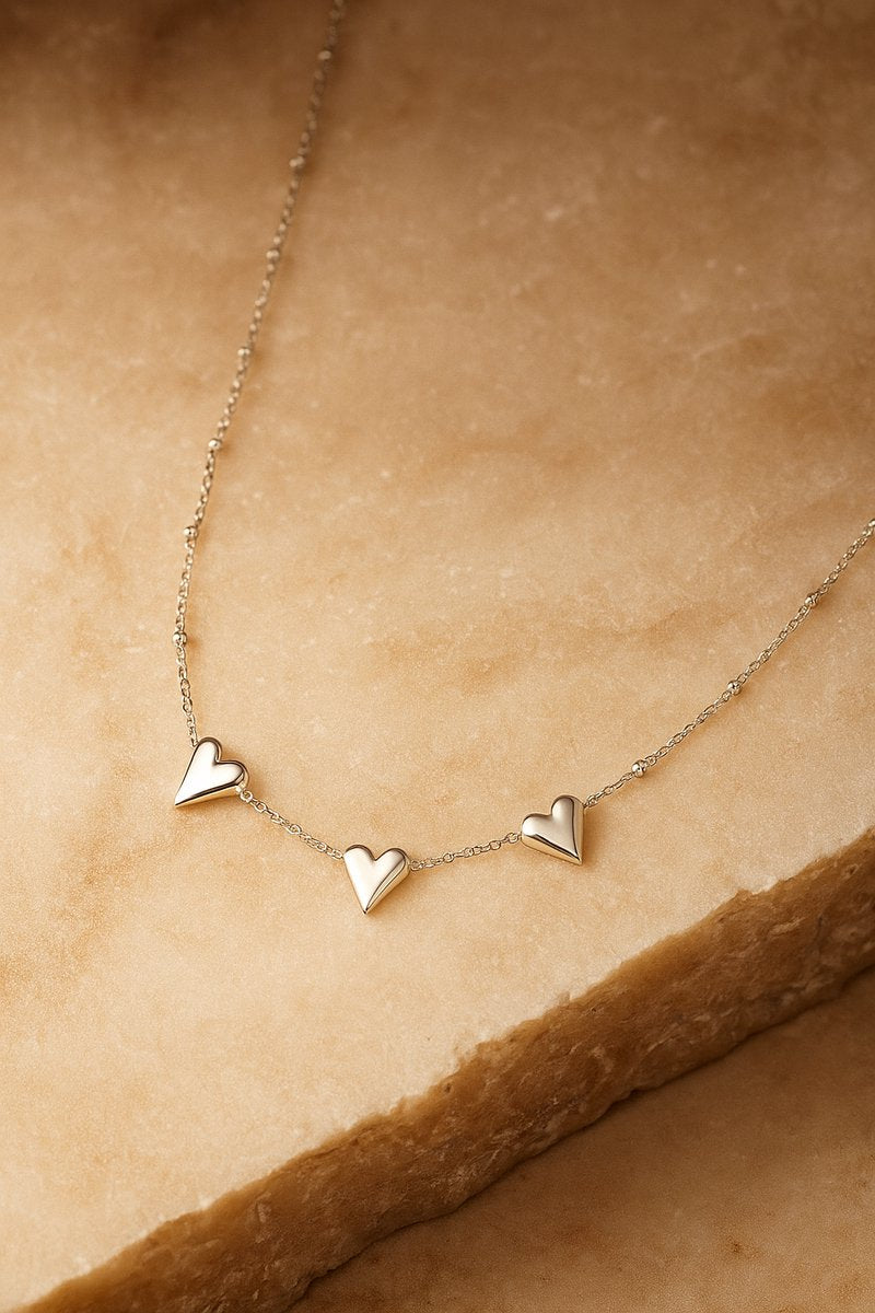 Lundholm Ketting Dames Zilverkleurig – Premium Stainless Steel – Drie Hartjes Hanger – 38 + 5 cm – Elegant & Betekenisvol – Luxe Geschenkverpakking