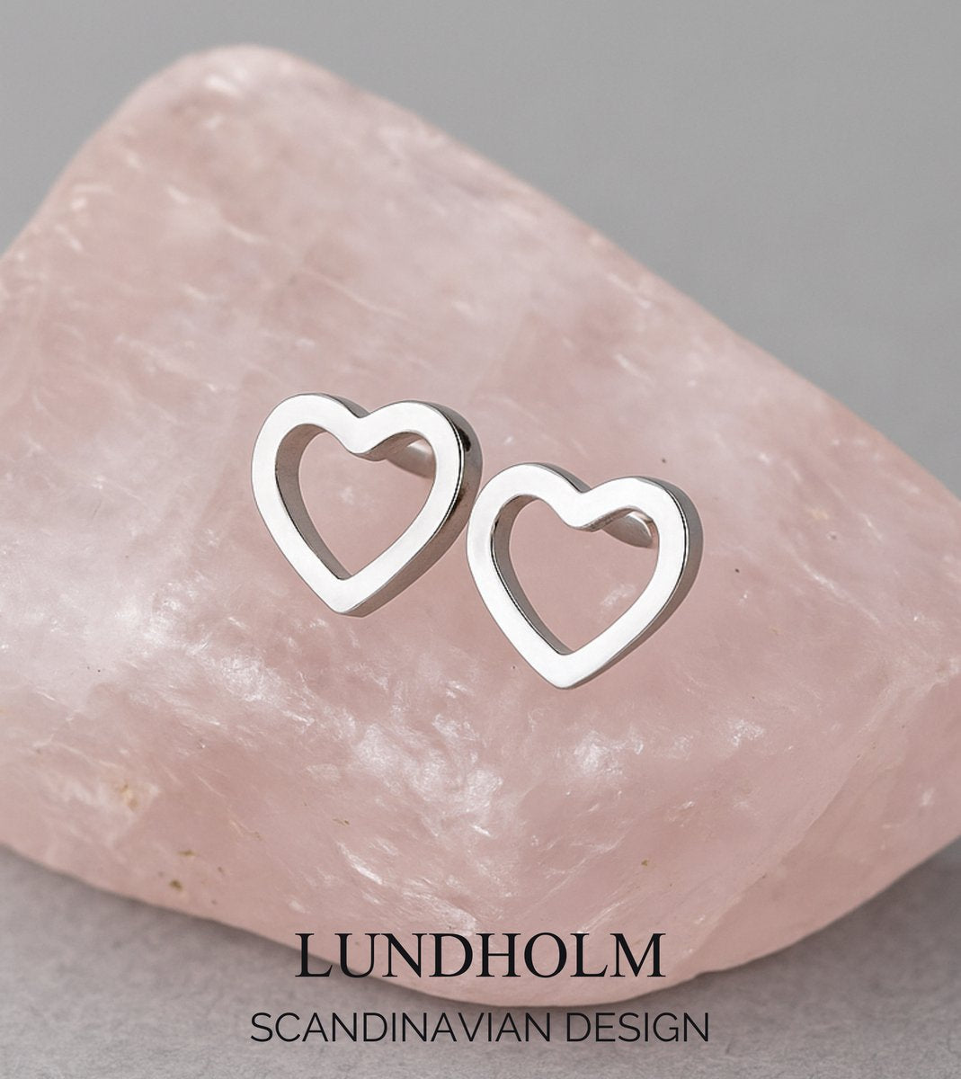 Lundholm Kleine Oorknopjes Dames Zilverkleurig Hart - Premium Stainless Steel - Subtiele Hartjes Oorbellen (0.75 x 0.65 cm)- Vrouwen Cadeautjes Tip