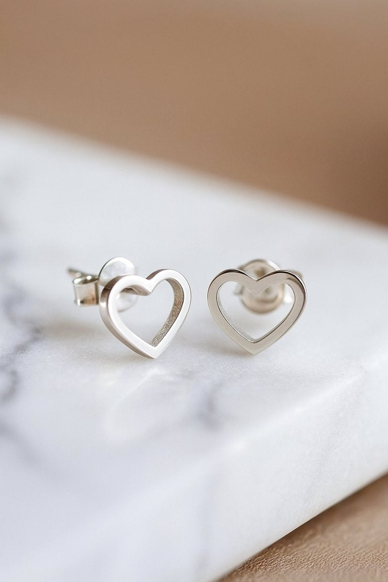Lundholm Kleine Oorknopjes Dames Zilverkleurig Hart - Premium Stainless Steel - Subtiele Hartjes Oorbellen (0.75 x 0.65 cm)- Vrouwen Cadeautjes Tip