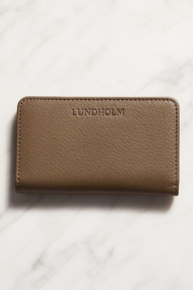 Lundholm Leren Dames Portemonnee RFID anti-skim bescherming – Taupe – Hoogwaardig Rundleer – Compact & Elegant – Luxe Compacte Portefeuille Dames – Vrouwen cadeautjes tip - Scandinavisch Design