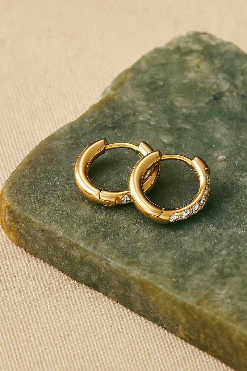 Lundholm Luxe Oorringen Met Zirkonia Steentjes Goudkleurig - Premium Stainless Steel Gold Plated - Kleine Oorbellen Dames Classy - Luxe Vrouwen Cadeautjes - Sinterklaas Kerstcadeau - Geschenkverpakking
