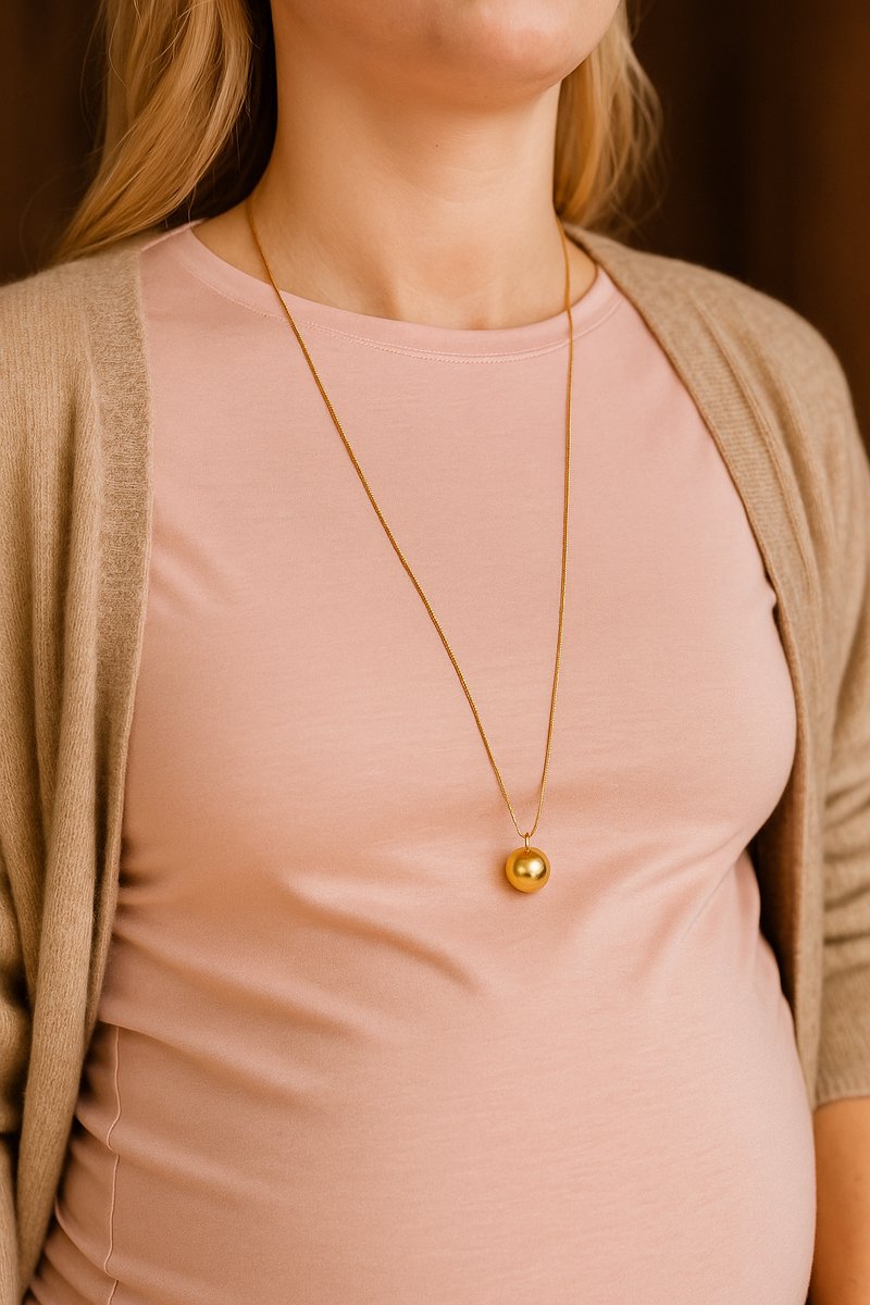 Lundholm Luxe Zwangerschapsketting – Premium Stainless Steel Gold Plated – Bola Ketting met Rustgevend Geluid – 80 cm + 7 cm Verstelbaar – Waterproof & Hypoallergeen – Inclusief Luxe Geschenkverpakking - Babyshower Cadeau Tip