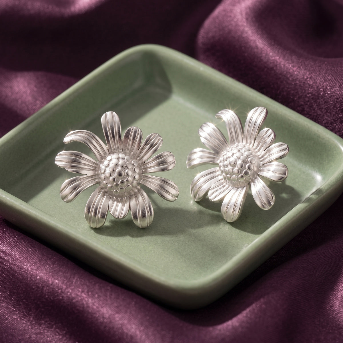 Lundholm Marguerite madeliefje oorbellen zilverkleurig - sfeerfoto plum