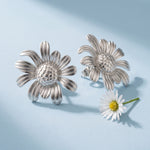 Lundholm Marguerite madeliefje oorbellen zilverkleurig - sfeerfoto poederblauw