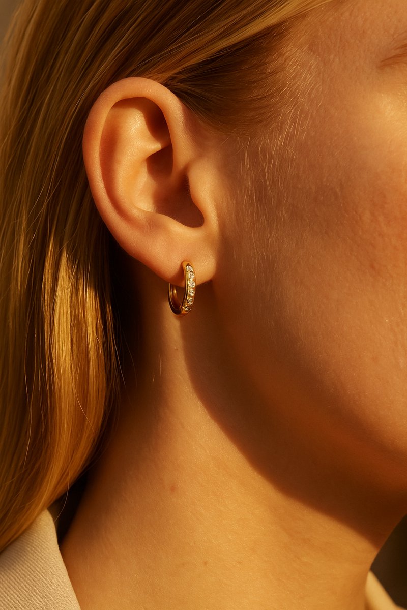 Lundholm Oorringen Dames Goudkleurig – Premium Stainless Steel – Kleine Zirkonia Hoops (1.1 cm) Oorbellen – Waterproof • Hypoallergeen • Luxe Geschenkverpakking – Cadeautip voor Haar