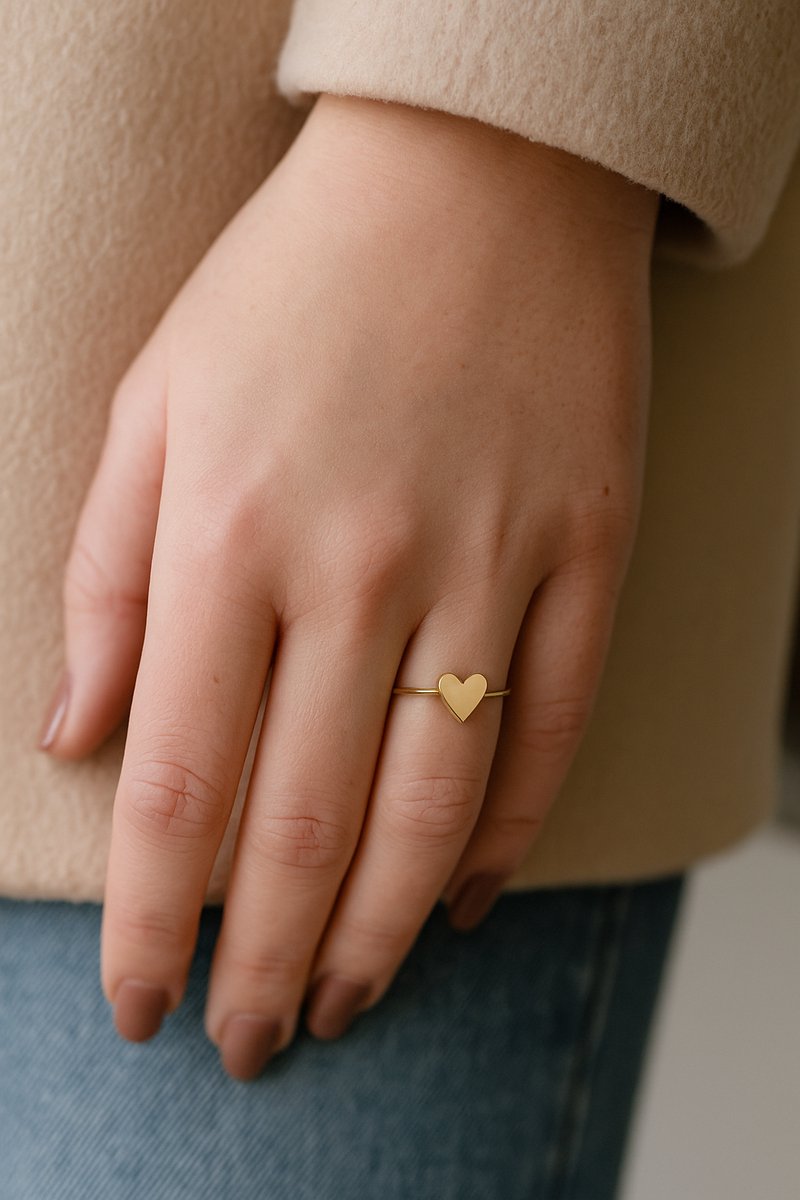 Lundholm Ring Dames Goudkleurig – Premium Stainless Steel – Verstelbare Ring met Klein Hartje – Elegant & Betekenisvol – Luxe Cadeautip voor Haar