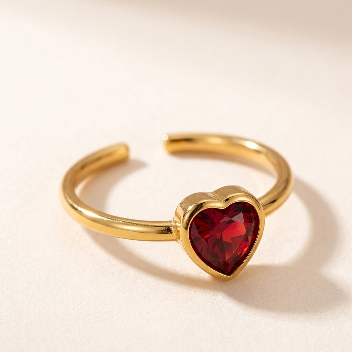 Rose – Minimalistischer Ring mit Rotem Herz – Goldfarben