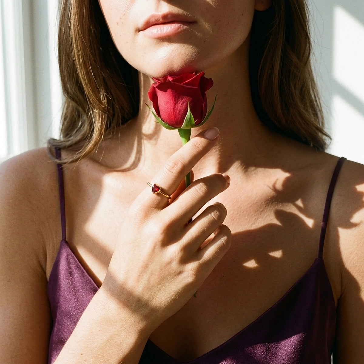 Rose – Minimalistischer Ring mit Rotem Herz – Goldfarben