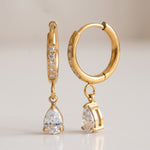 Lundholm Brielle huggie oorringen goudkleurig met druppel zirkonia hanger