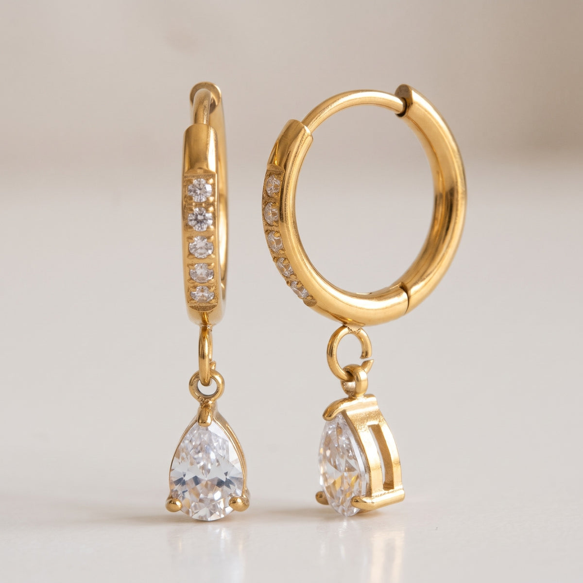 Lundholm Brielle huggie oorringen goudkleurig met druppel zirkonia hanger