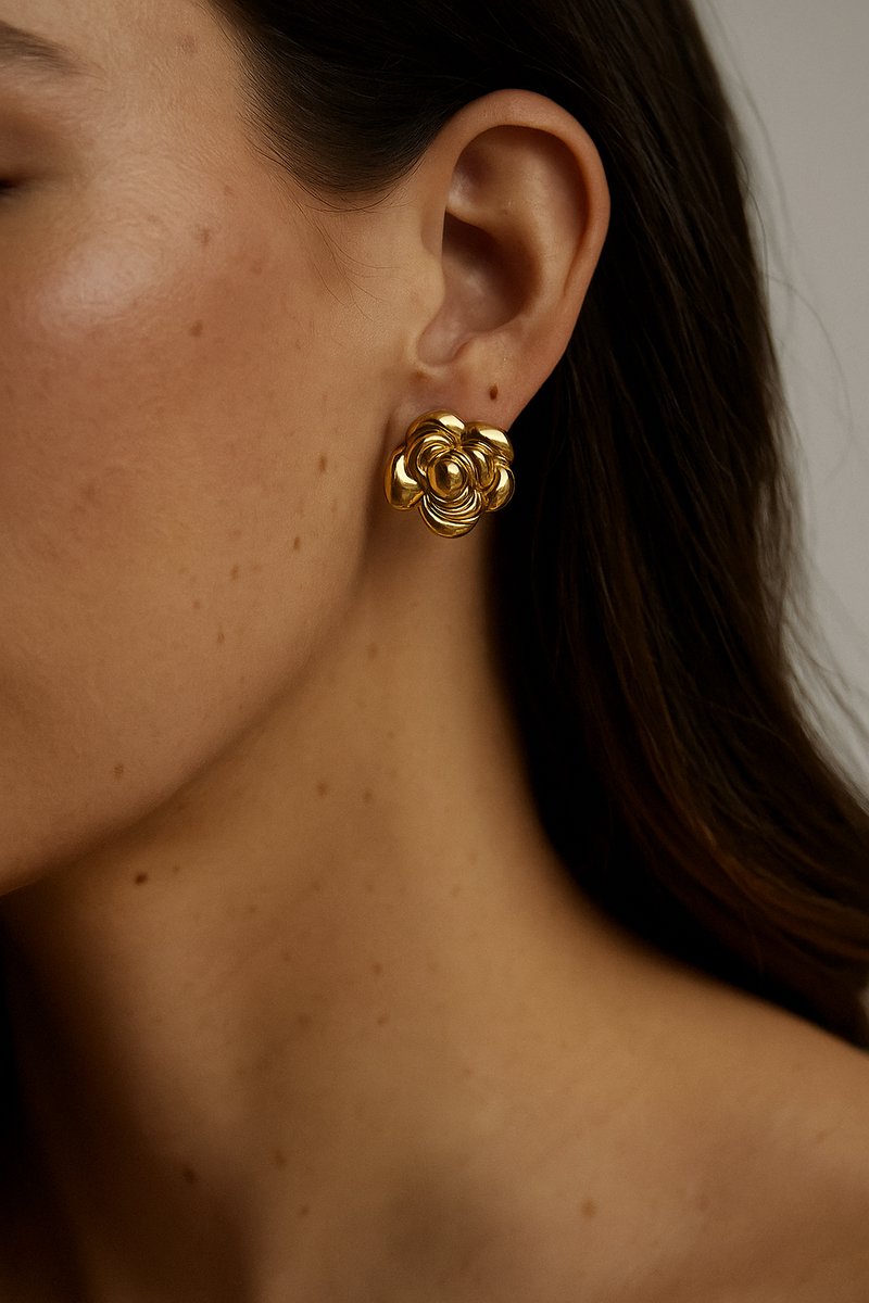 Lundholm Grote Oorknopjes Dames – Premium Stainless Steel Gold Plated – Bloem Gouden Oorstekers (Ø 2,3 cm) – Luxe Kerst Oorbellen Dames Bloem - Luxe Geschenkverpakking