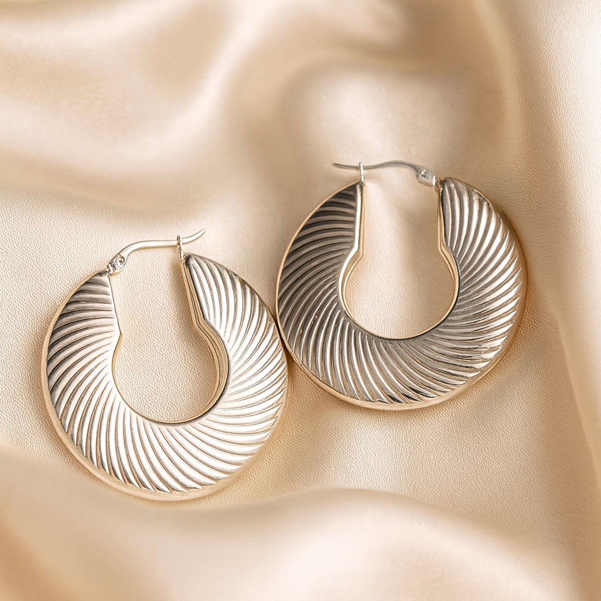 Lundholm Oorbellen Dames Groot – Premium Stainless Steel – grote oorringen Zilver kleurige Grote Cut-Out Oorringen (4,0 × 4,2 cm) – grote oorbellen dames