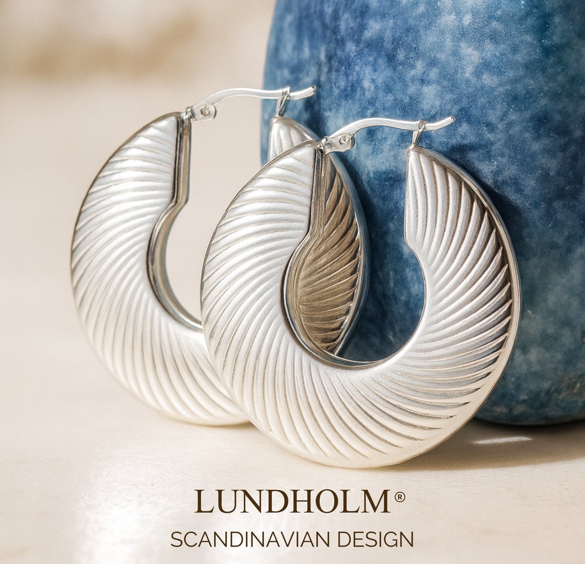 Lundholm Oorbellen Dames Groot – Premium Stainless Steel – grote oorringen Zilver kleurige Grote Cut-Out Oorringen (4,0 × 4,2 cm) – grote oorbellen dames