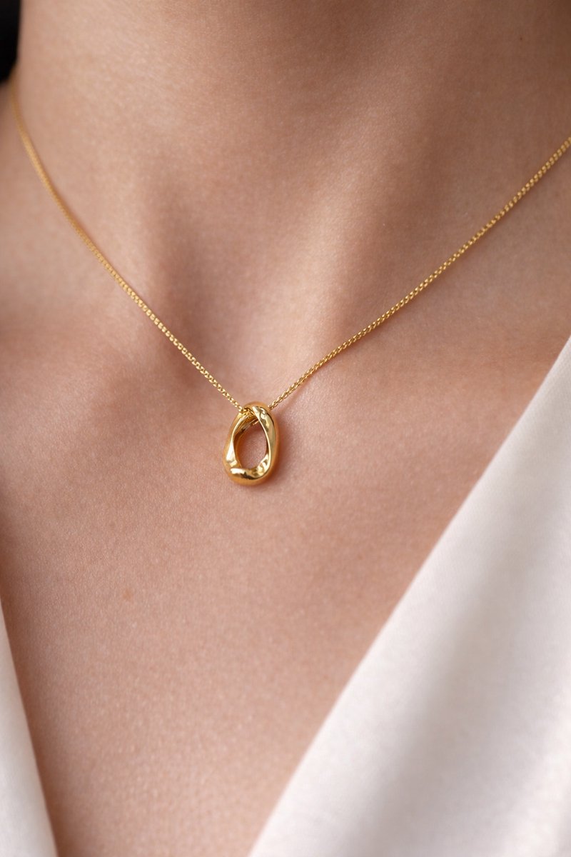 Lundholm Ketting Dames Goud Kleurig – Premium Stainless Steel Jewellery Gold Plated – Minimalistische Ketting met Kleine Ronde Hanger my (45 cm) – Scandinavisch Design – Inclusief Luxe Geschenkverpakking