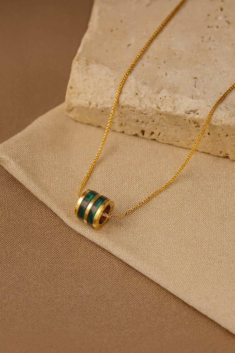 Lundholm Ketting Dames Goud Verguld – Premium Stainless Steel Gold Plated – Maja Serie – Goudkleurige Fijne Ketting met Ronde Bedel (40 cm) – Waterproof & Hypoallergeen – Inclusief Luxe Geschenkverpakking