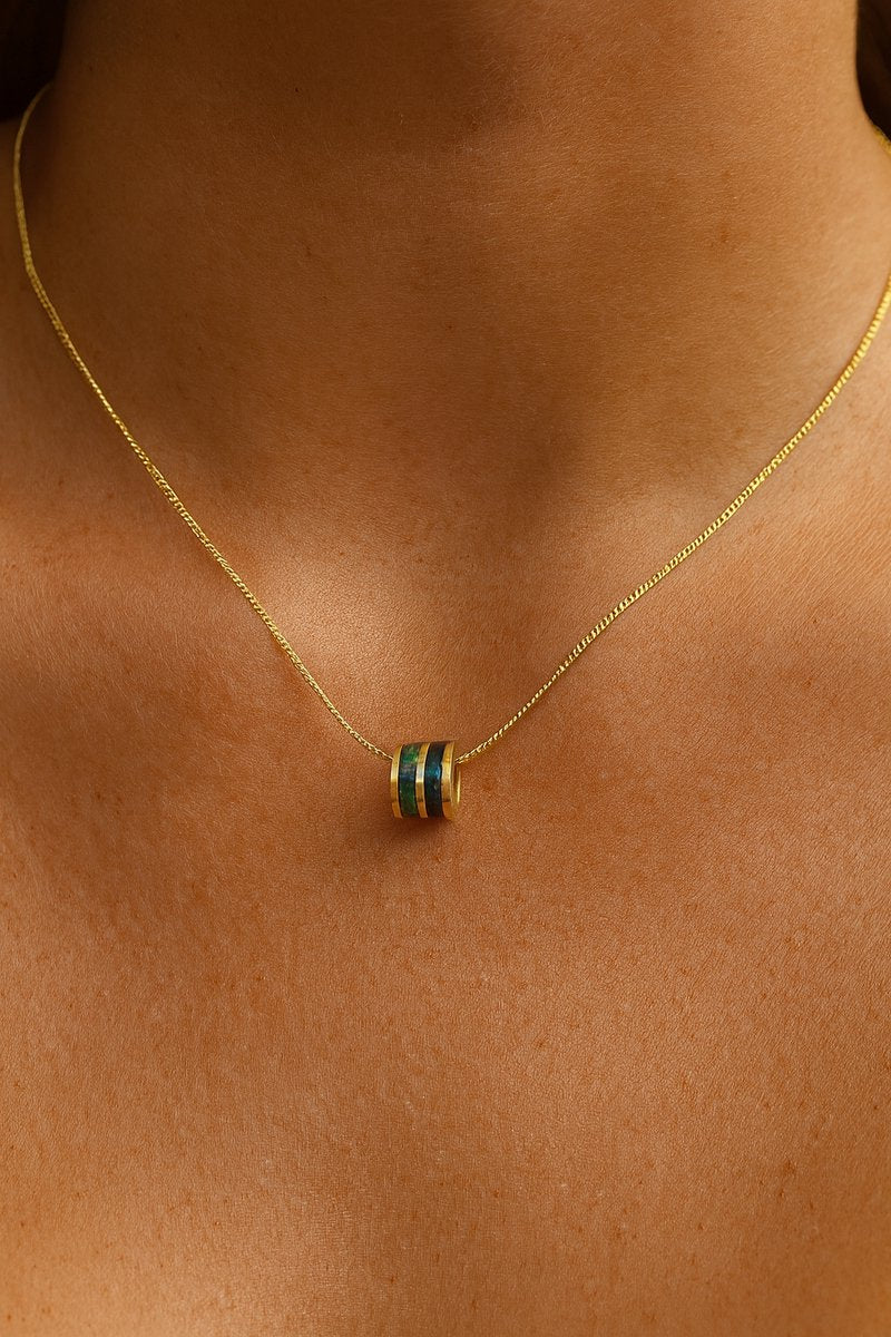 Lundholm Ketting Dames Goud Verguld – Premium Stainless Steel Gold Plated – Maja Serie – Goudkleurige Fijne Ketting met Ronde Bedel (40 cm) – Waterproof & Hypoallergeen – Inclusief Luxe Geschenkverpakking