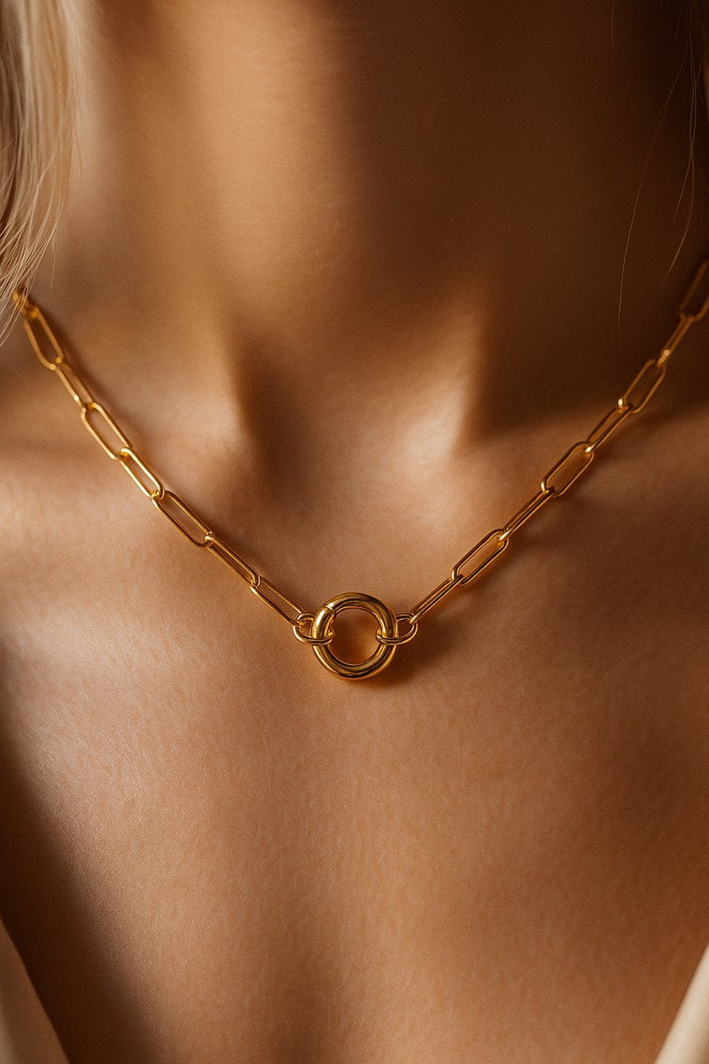 Lundholm Ketting Dames Goudkleurig - Premium Stainless Steel - Schakel Ketting Goud - Paperclip Schakelketting 50 + 5 cm met Rond Bedelring voor Hanger Goud Verguld - Elegant & Tijdloos - Luxe Geschenkverpakking