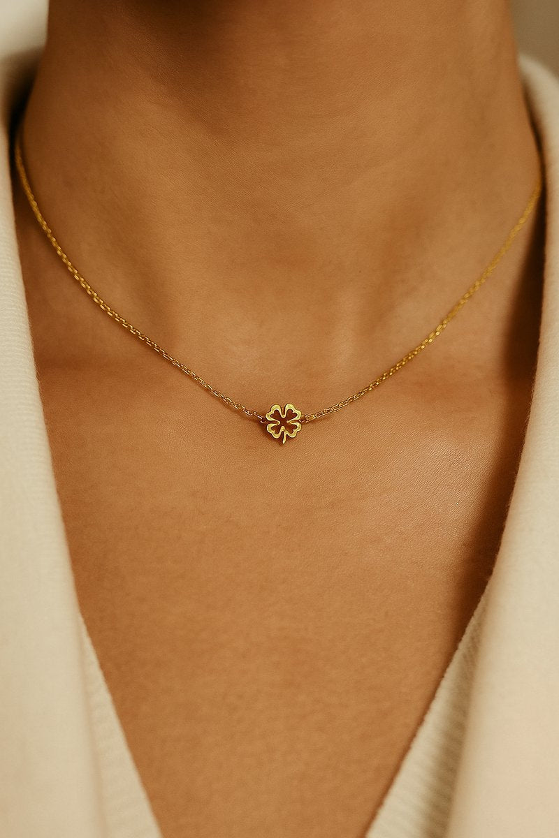 Lundholm Ketting Dames Goudkleurig – Premium Stainless Steel – Klavertje Vier Hanger Goud Verguld Geluk – 37 + 5 cm – Gelukshanger – Cadeautje Vrouwen Cadeautjes - Luxe Geschenkverpakking