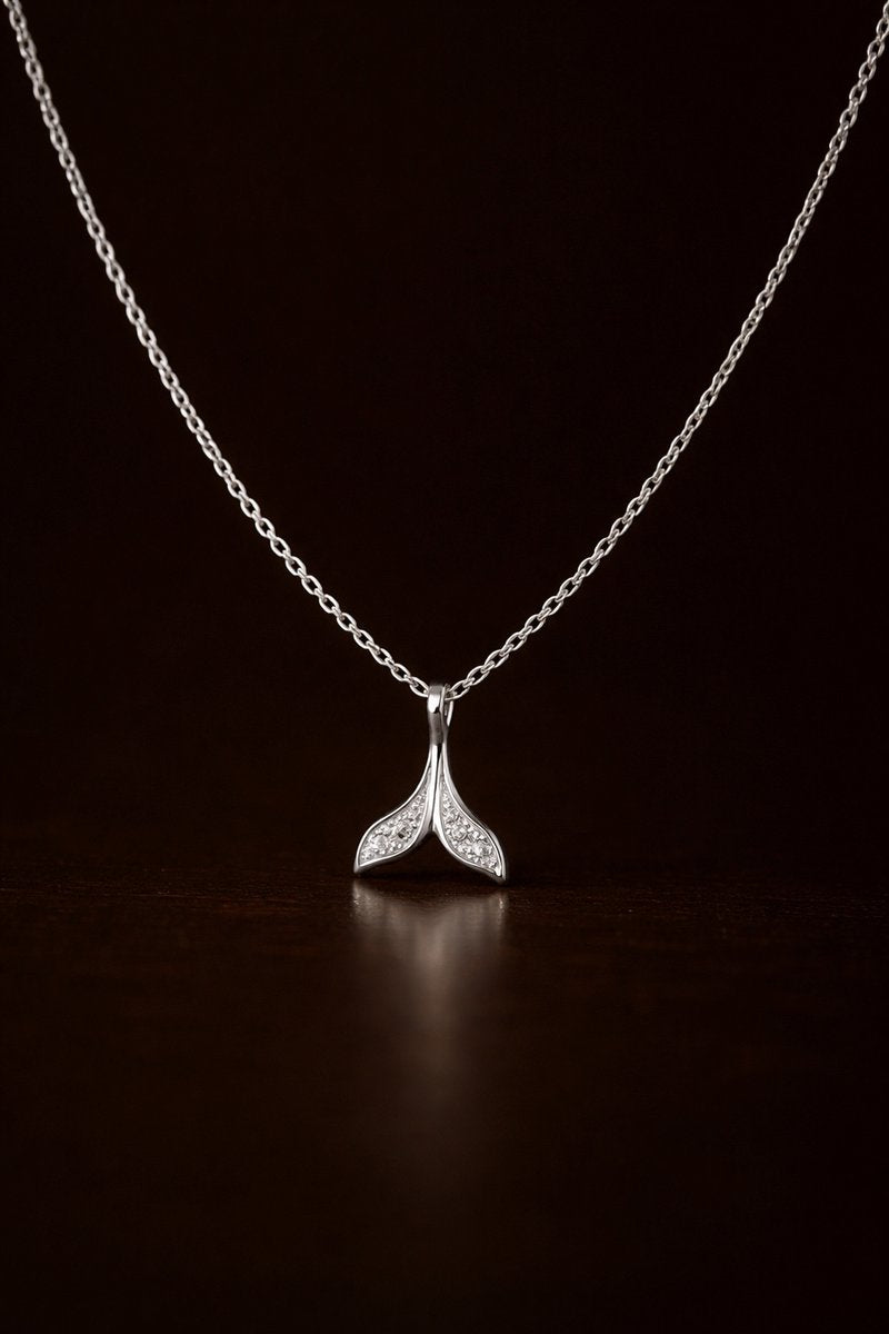 Lundholm Ketting Dames – Premium Stainless Steel – Zilver kleurige Ketting met Walvisstaart Hanger & Zirkonia (40 cm) – Ebba Serie – Waterproof & Hypoallergeen – Inclusief Luxe Geschenkverpakking