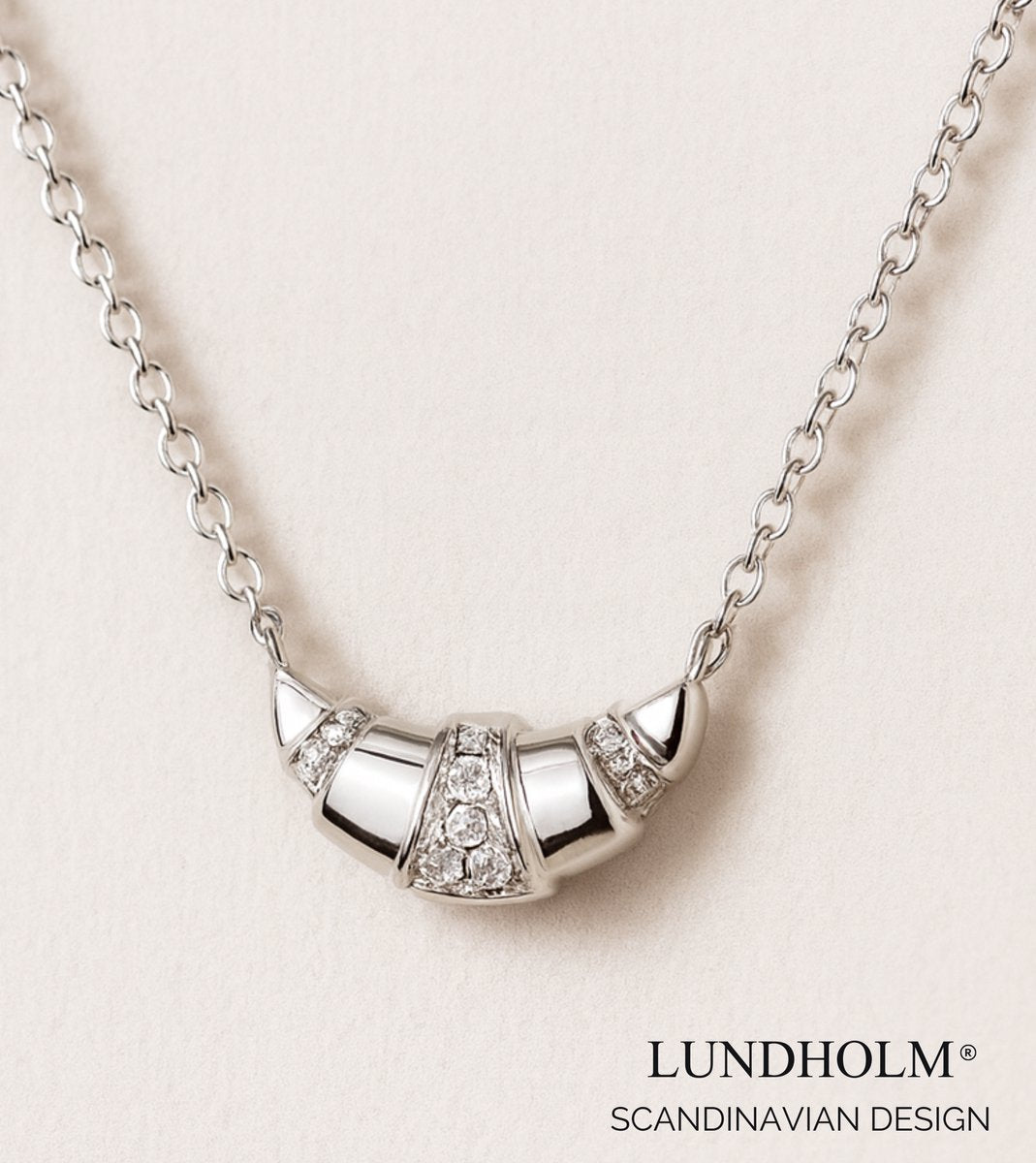 Lundholm Ketting Dames Zilver Croissant sieraden Jewellery – Premium Stainless Steel – Ketting met Hanger Zilver kleurige Ketting met Croissant Hanger & Zirkonia My (39 + 5 cm) – Waterproof & Hypoallergeen – Inclusief Luxe Geschenkverpakking
