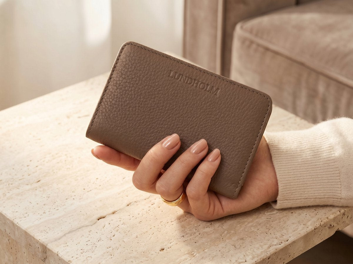 Lundholm Leren Dames Portemonnee RFID anti-skim bescherming – Taupe – Hoogwaardig Rundleer – Compact & Elegant – Luxe Compacte Portefeuille Dames – Byske Serie - Scandinavisch Design