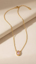 Lundholm Maud ketting close-up roze zirkonia - Scandinavisch design hanger ketting