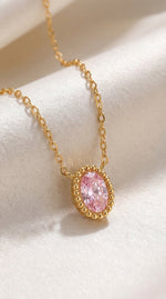 Lundholm Maud ketting alternatief aanzicht - luxe goud ketting met roze steen