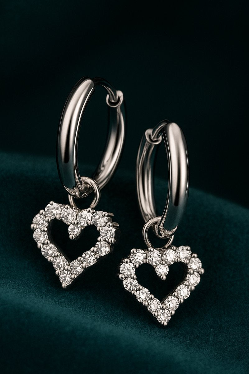 Lundholm Luxe Oorringen Dames Zilverkleurig Hartje – Premium Stainless Steel – Hartjes Hanger met Zirkonia – 2.1 x 1.1 cm – Oorbellen Dames Hartje Zirkonia – Luxe Geschenkverpakking