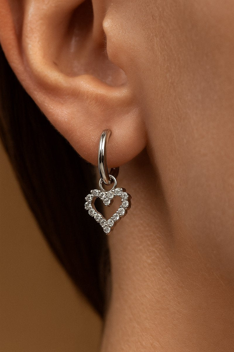 Lundholm Luxe Oorringen Dames Zilverkleurig Hartje – Premium Stainless Steel – Hartjes Hanger met Zirkonia – 2.1 x 1.1 cm – Oorbellen Dames Hartje Zirkonia – Luxe Geschenkverpakking