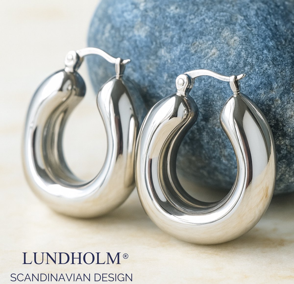 Lundholm Oorbellen Dames – Premium Stainless Steel grote oorringen zilver – Zilver kleurige Dikke Oorringen (3,4 × 3,2 cm) – Hol & Licht – Waterproof & Hypoallergeen – Inclusief Luxe Geschenkverpakking