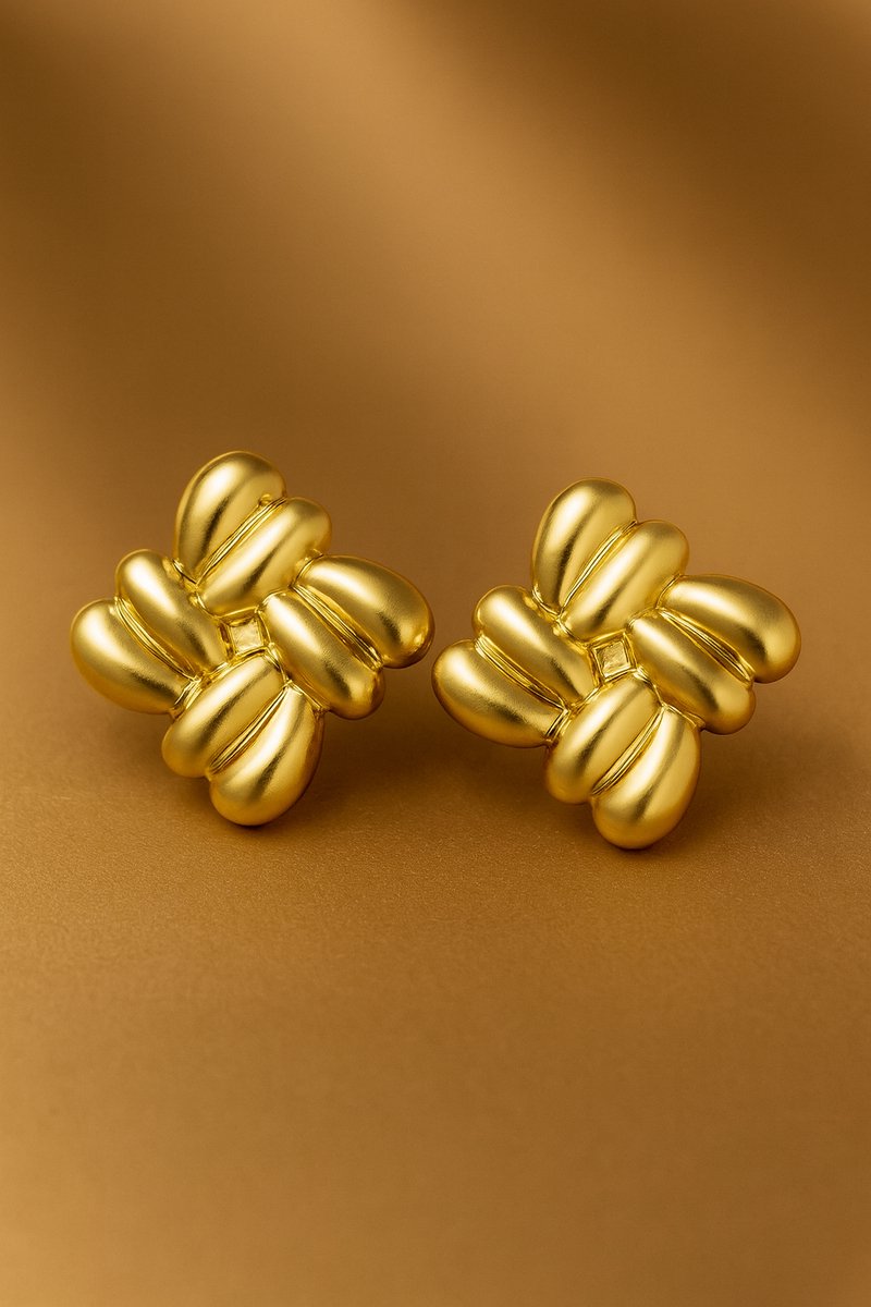 Lundholm Oorknopjes Dames Groot – Premium Stainless Steel Oorbellen Goud Verguld – Goudkleurige Statement Studs Oorstekers (2,45 × 3,45 cm) – Eira Serie – Waterproof & Hypoallergeen – Inclusief Luxe Geschenkverpakking