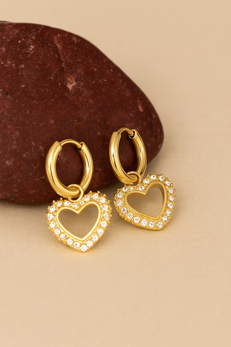 Lundholm Oorringen Dames Goudkleurig – Premium Stainless Steel – Hartjes Hanger met Zirkonia – 1.2 x 2.1 cm – Oorbellen Hartjes Zirkonia – Luxe Cadeau voor Haar