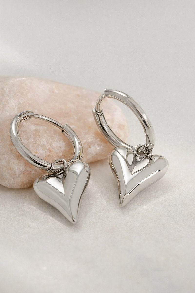 Lundholm Luxe Oorringen Dames Goudkleurig / Zilverkleurig – Premium Stainless Steel Jewellery Gold Plated – Oorbellen met Hartjes Hanger (2,8 × 1,6 cm) – My Saltrup Serie