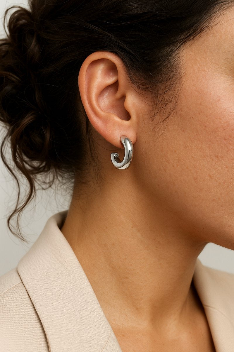 Lundholm Oorstekers Dames Zilverkleurig – Premium Stainless Steel – Chunky Halve Buis Oorbellen (1.8 cm) – Modern & Tijdloos – Luxe Geschenkverpakking