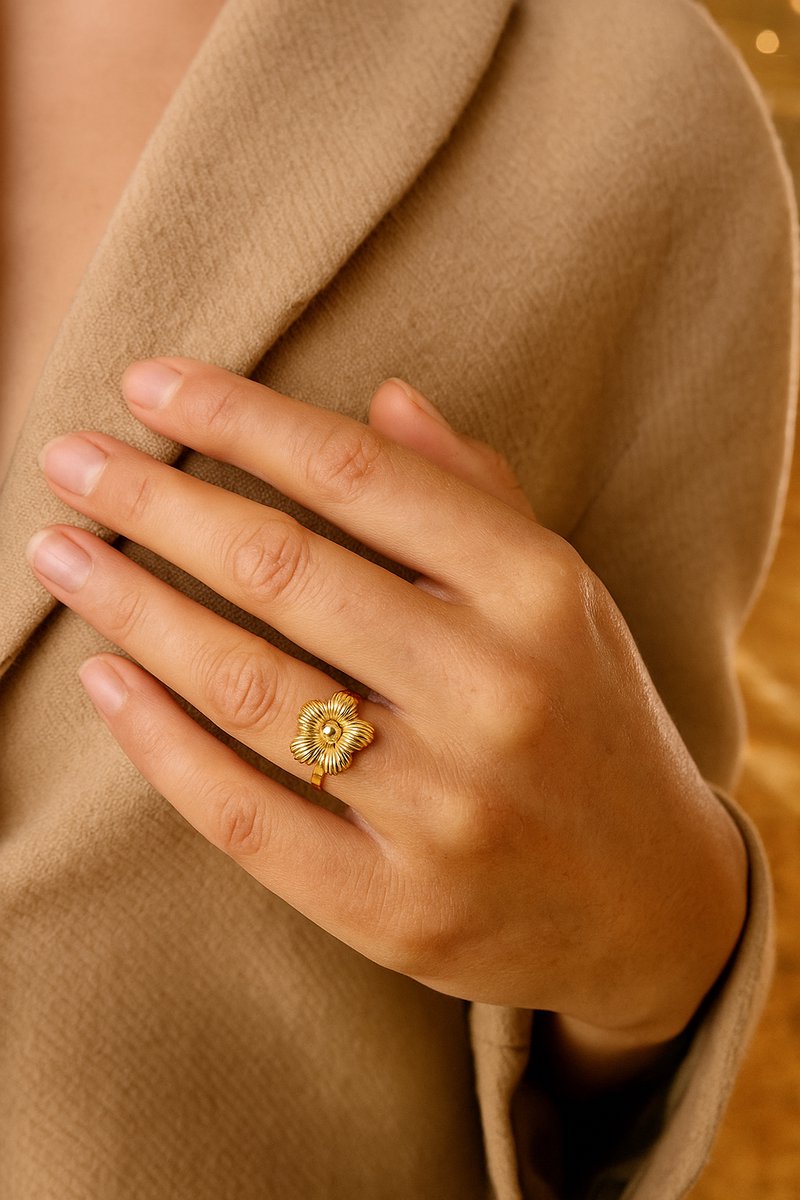 Lundholm Ring Dames Goudkleurig Bloem – Premium Stainless Steel – Verstelbare Bloemenring – Elegant & Tijdloos – Luxe Cadeautip voor Haar