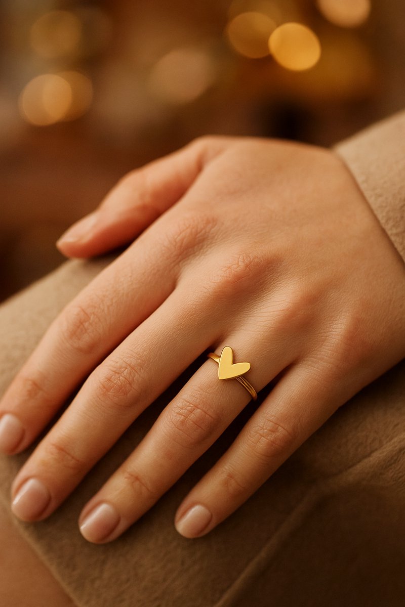 Lundholm Ring Dames Goudkleurig Hart – Premium Stainless Steel – Verstelbare Ring met Subtiel Hartje – One Size – Betekenisvol & Elegant – Cadeau voor Haar Kerst - Luxe Geschenkverpakking