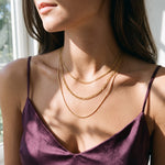 Lundholm Thyra layered ketting gedragen bij een plum satijnen top