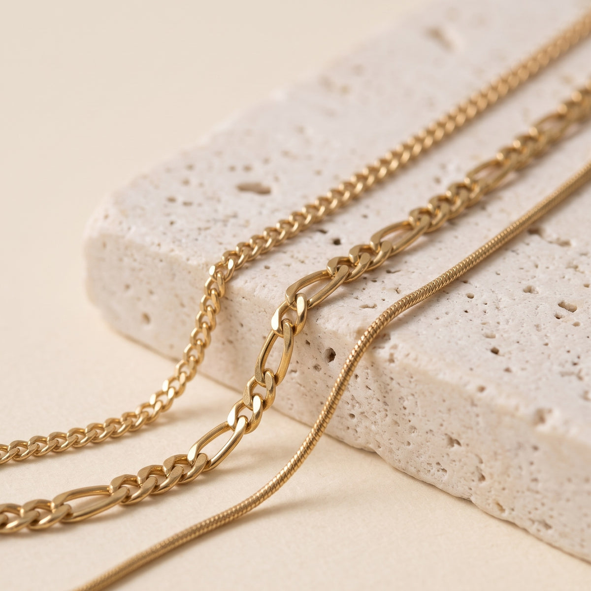 Detail van de gourmet-, figaro- en slangenketting van de Lundholm Thyra ketting