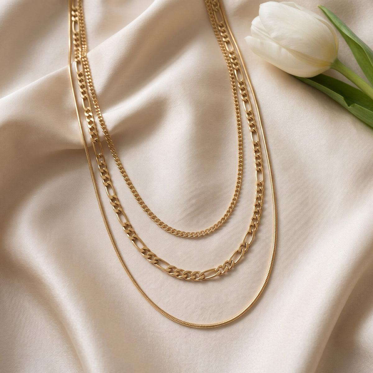 Lundholm Thyra drielaagse ketting op champagne satijn met tulp