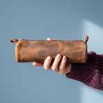 Lundholm rond leren etui bruin vintage leer in de hand