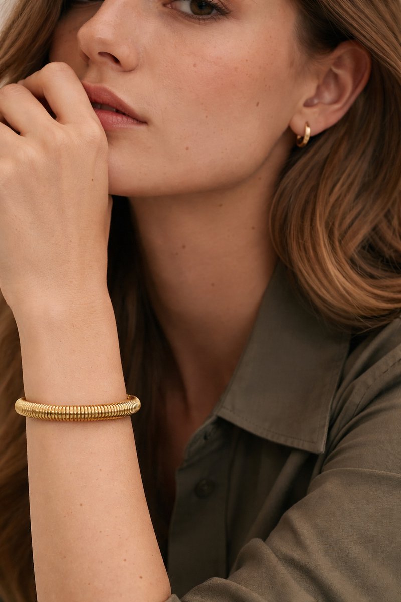 Lundholm luxe Armband Dames Goudkleurig - Bangle Armband Open Cuff Armband One Size - Premium Stainless Steel Jewellery - My Ilva serie - Gouden Armband - in luxe Geschenkverpakking Cadeau