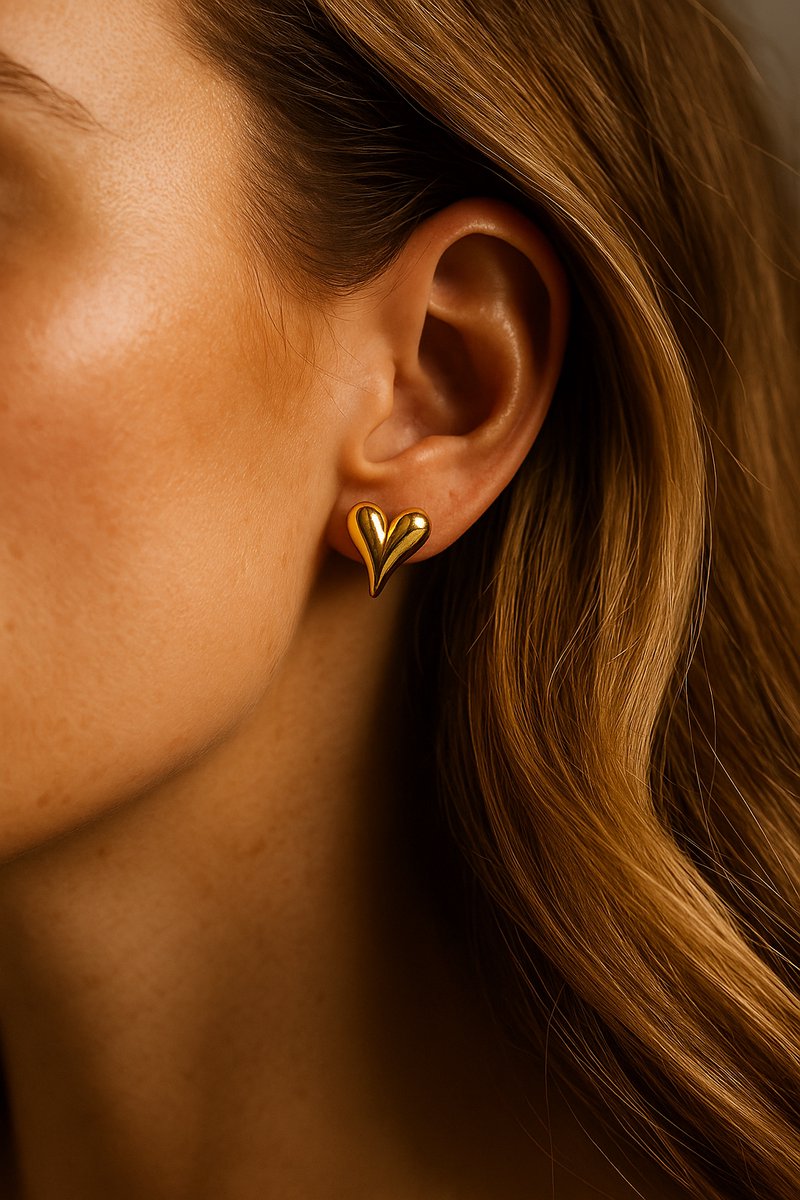 Lundholm kleine Oorknopjes Dames Goudkleurig Hartje – Premium Stainless Steel – Massieve Hartjes (12 x 14 mm) Oorbellen – Subtiel & Elegant