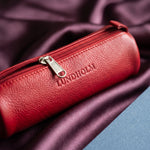 Lundholm rond leren pennenetui rood – detail van logo en rits