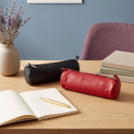 Lundholm ronde leren pennenetuis zwart en rood op bureau