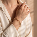 Lundholm Elaine paperclip armband goud om de pols